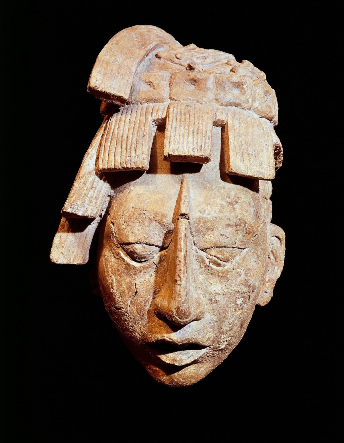 Dit beeldhouwwerk van het hoofd van een Mayakrijger werd ontdekt in de Tempel van de Inscripties in Palenque Mexico De tempel is een van de grootste en best bewaard gebleven heiligdommen van de Mayas en was het mausoleum voor de zevendeeeuwse heerser Kinich Janab Pakal