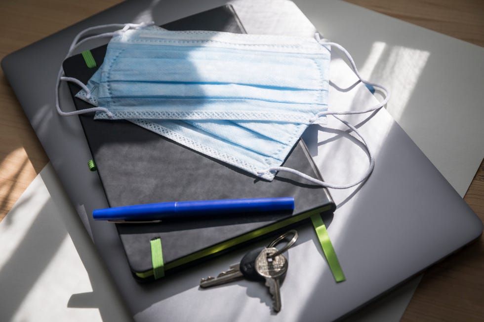 cuaderno de trabajo y mascarillas ellees