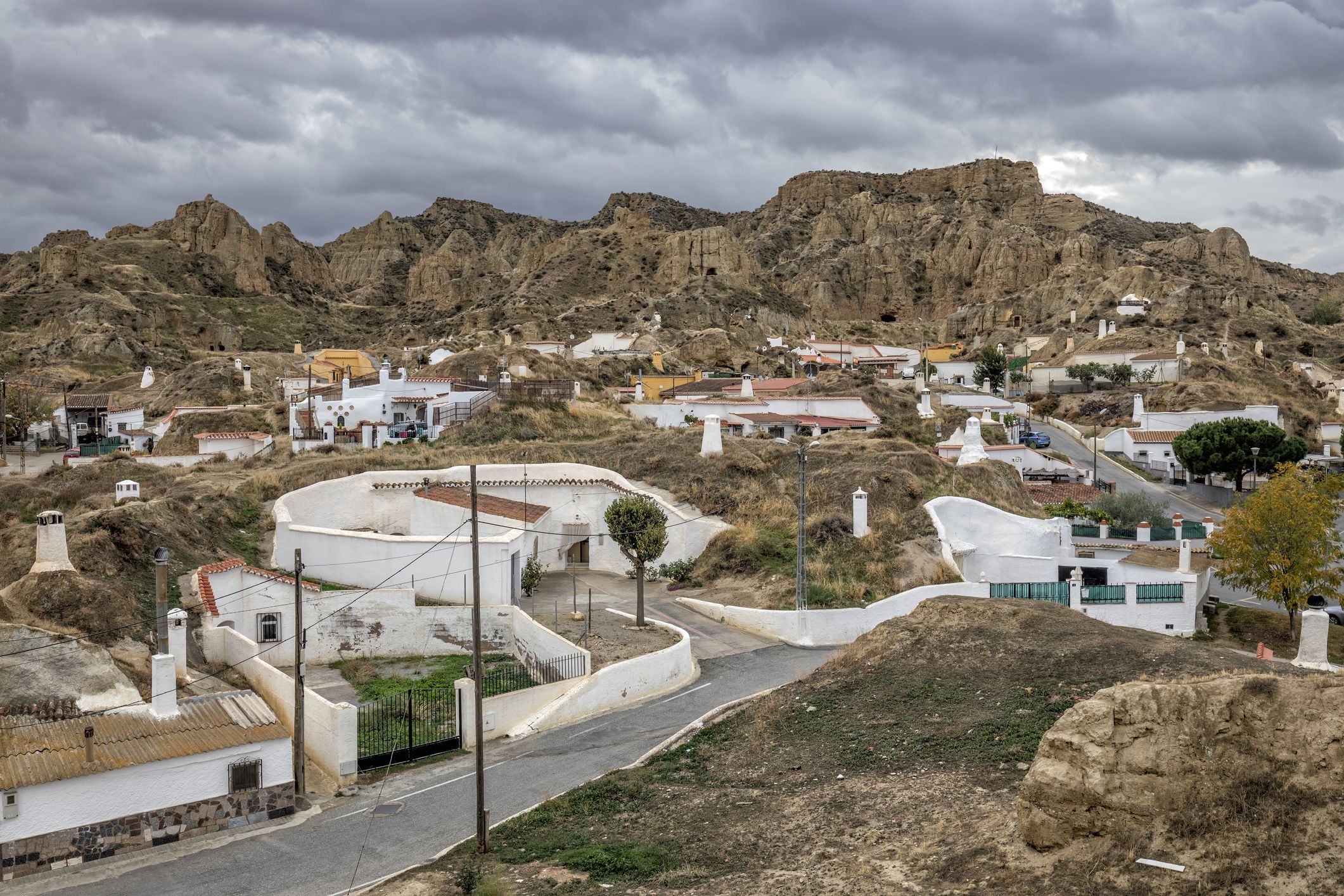 El pueblo de Granada rodeado de cuevas que te dejará maravillado