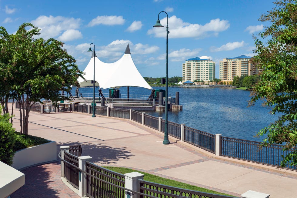 within the 45 acre cranes roost park in the city of altamonte springs florida these is a floating stage on a lake that's encircled by a one mile continuous walkway with benches along the way and some covered seating areas