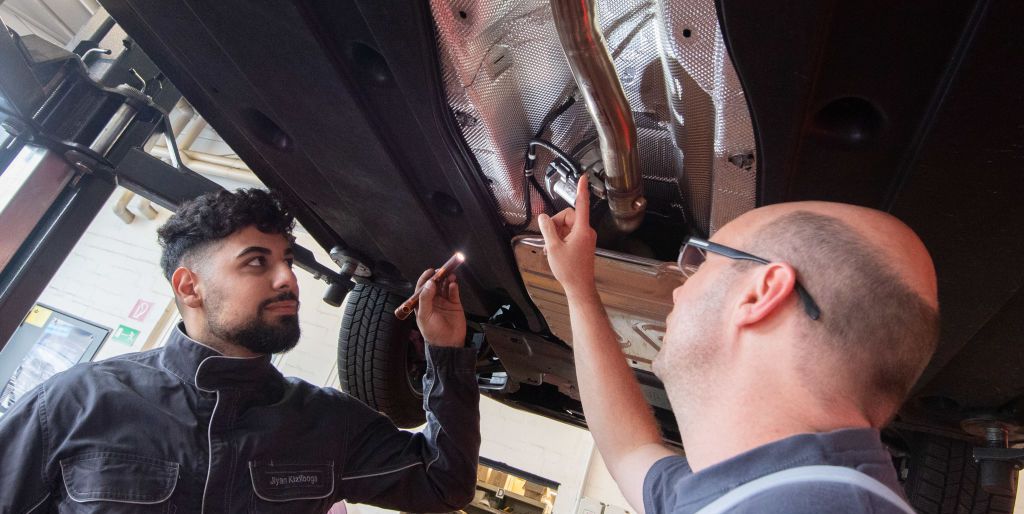 22 july 2020, lower saxony, sehnde jiyan kizilboga l, trainee automotive mechatronics technician and daniel mascher, master automotive technician, inspect an exhaust system shut off valve on a vw touran in a volkswagen workshop in the hanover region fewer applicants, fewer places and many unfilled vacancies   there is a lot of uncertainty on the apprenticeship market in lower saxony and bremen before the start of the training year photo julian stratenschultedpa photo by julian stratenschultepicture alliance via getty images