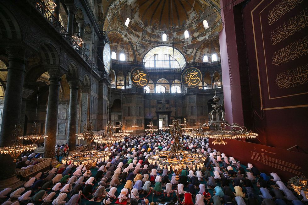 Moslims wonen het middaggebed bij in de Hagia Sophiamoskee nadat het gebouw voor het eerst in 86 jaar weer dienst deed als gebedshuis