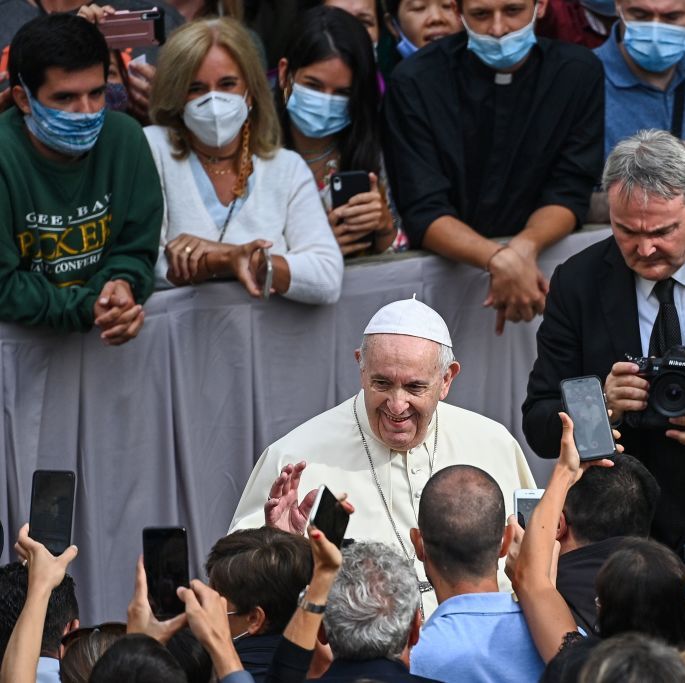 pope francis blesses attendees wearing a face mask as he arrives to hold a limited public audience at the san damaso courtyard in the vatican on september 2, 2020 during the covid 19 infection, caused by the novel coronavirus   pope francis is resuming on september 2, 2020 limited public weekly audiences, six months after the head of the catholic church halted the practice because of the coronavirus pandemic photo by vincenzo pinto  afp photo by vincenzo pintoafp via getty images