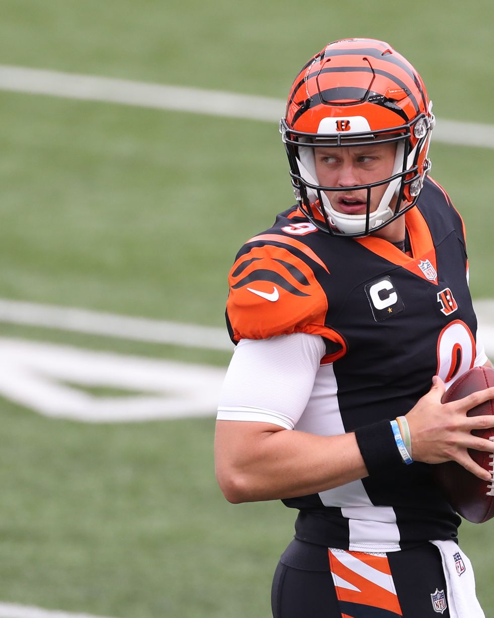 cincinnati, oh september 13 cincinnati bengals quarterback joe burrow 9 warms up before the game against the los angeles chargers and the cincinnati bengals on september 13, 2020, at paul brown stadium in cincinnati, oh photo by ian johnsonicon sportswire via getty images