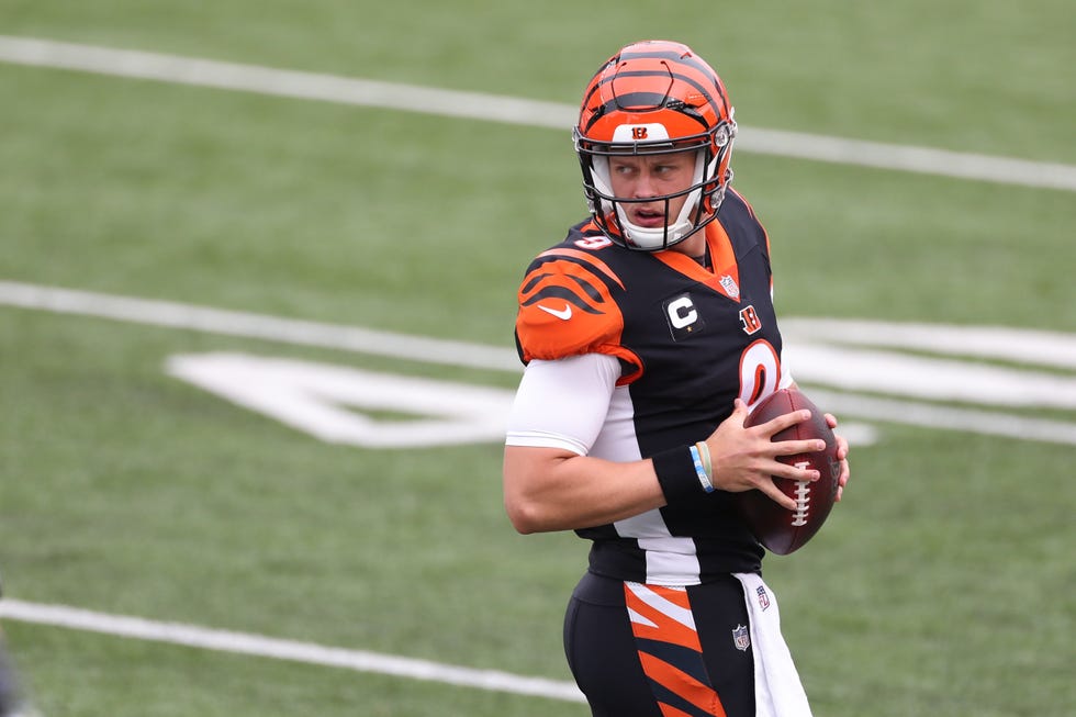 cincinnati, oh september 13 cincinnati bengals quarterback joe burrow 9 warms up before the game against the los angeles chargers and the cincinnati bengals on september 13, 2020, at paul brown stadium in cincinnati, oh photo by ian johnsonicon sportswire via getty images