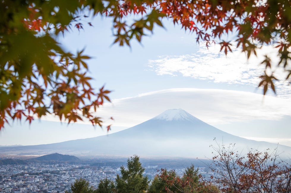 De berg Fuji op twee uur rijden ten noorden van Tokio torent uit boven naburige stadjes in de prefectuur Yamanashi