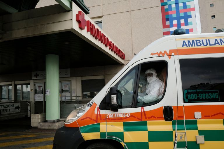 救急患者を乗せた救急車が病院に到着