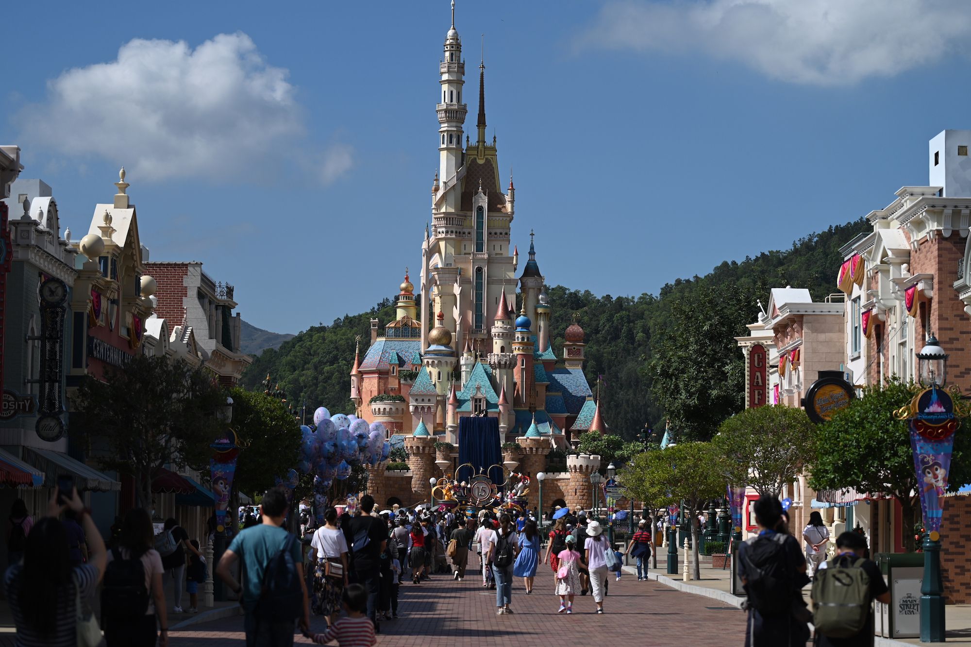 Hong Kong Disneyland sẽ mở cửa trở lại vào ngày 19 tháng 2, đây là cơ hội để bạn quay lại khám phá thế giới lý thú của công viên giải trí này. Tận hưởng không gian an toàn và trải nghiệm các hoạt động đầy sáng tạo và vui nhộn.