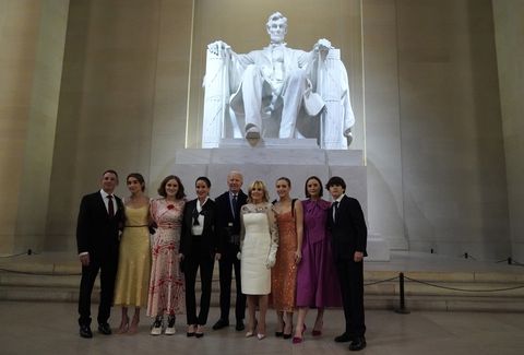 Washington, DC 20. Januar US-Präsident Joe Biden, First Lady Jill Biden und ihre Familie posieren am Lincoln Memorial, wo der Präsident am 20. Januar 2021 in Washington an einer Fernsehzeremonie teilnahm, DC Biden wurde heute als 46. Präsident Foto von vereidigt Joshua Roberts Poolgetty-Bilder