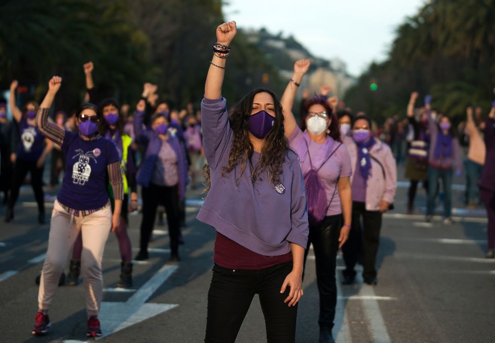 puño en alto de manifestación feminista 8m en málaga