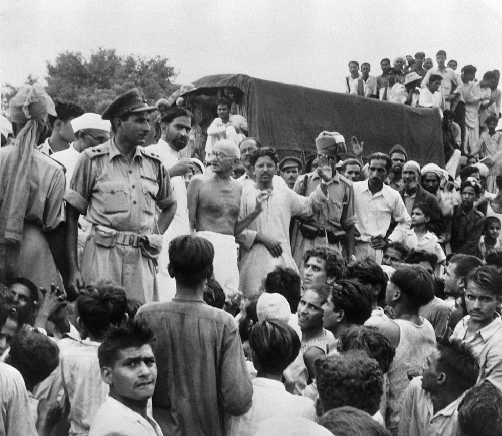 Mahatma Gandhi midden bezocht het moslimvluchtelingenkamp Purana Qila in New Delhi India op 22 september 1947 De kampbewoners die zich na de splitsing aan de verkeerde kant van de grens bevonden maakten zich op voor hun vertrek naar Pakistan