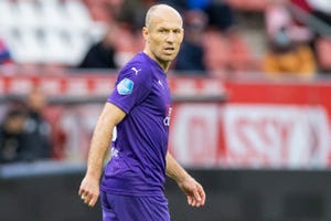 arjen robben op het voetbalveld in het shirt van fc groningen