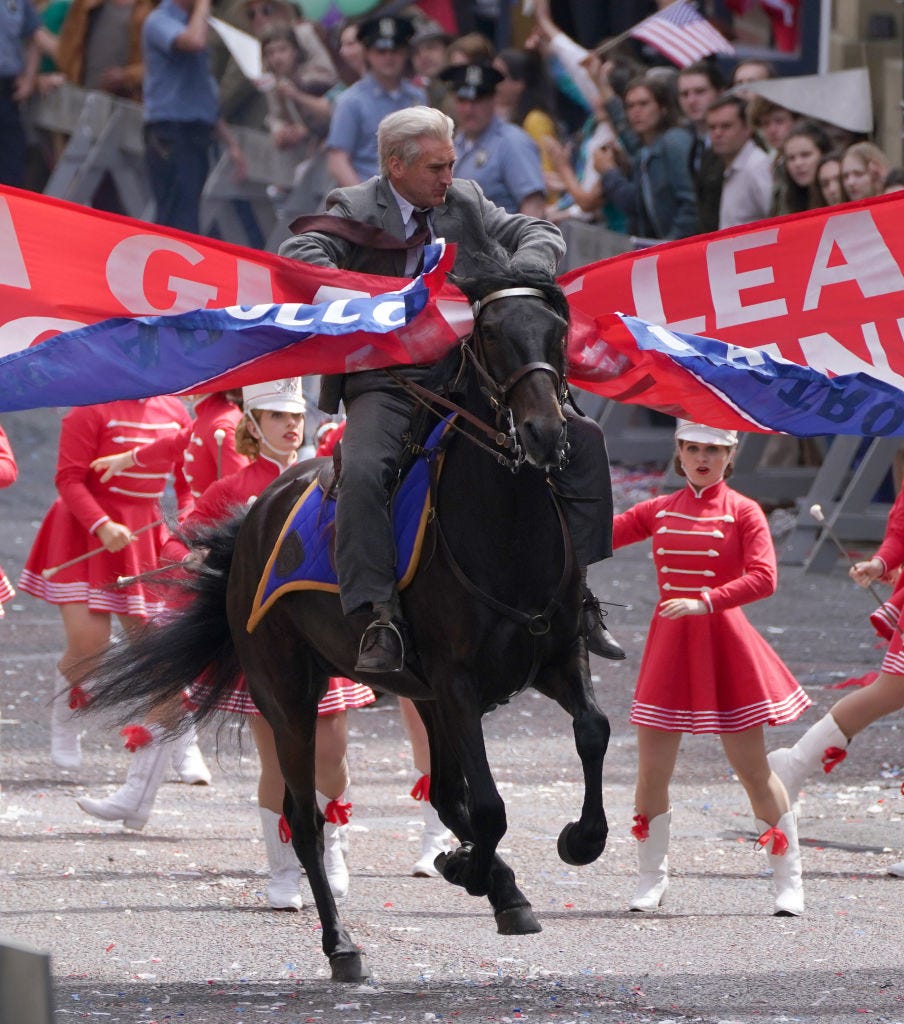 Un corpo doppio di Harrison Ford è visto su un cavallo durante una scena di parata su St Vincent Street nel centro di Glasgow durante le riprese di quello che si crede sia il nuovo film di Indiana Jones 5 con Harrison Ford. Data immagine domenica 18 luglio 2021 Foto di Andrew Milliganpa tramite Getty Images