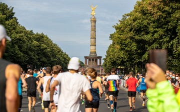 La keniana Joyciline Jepkosgei bate el récord del circuito con 65:16 minutos en una prueba con el 91% de los participantes de 130 países vacunados