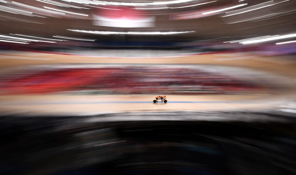 Bij de Paralympische Spelen Tokio 2020 rijden de Nederlandse Larissa Klaassen en piloot Imke Brommer een kwalificatiewedstrijd voor de 3000 m individuele achtervolging voor vrouwen B In deze wedstrijdklasse dient een ziende wielrenner op een tandem als piloot voor een teamgenoot met een visuele beperking