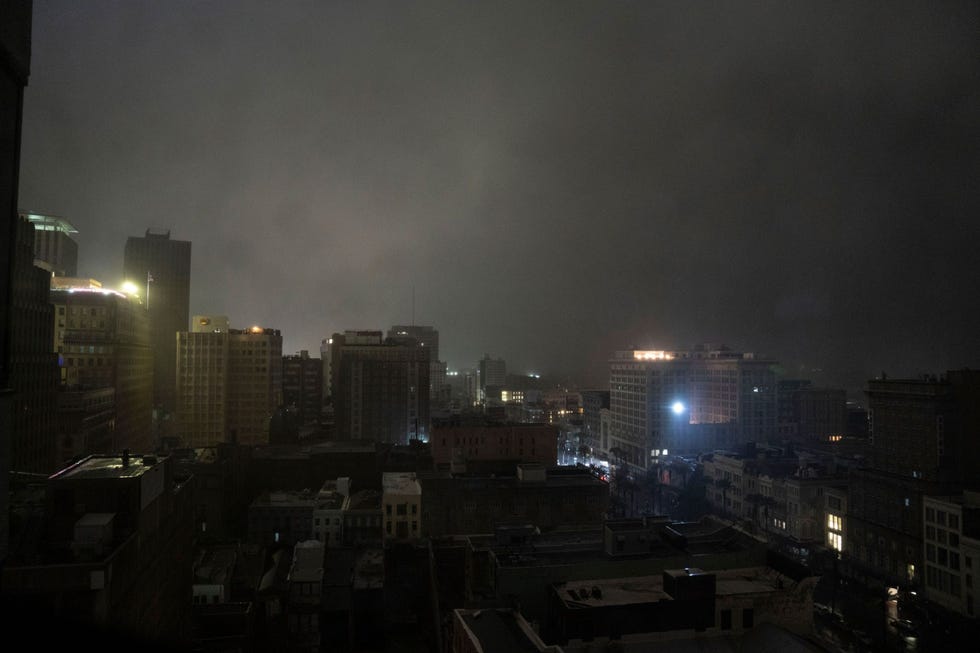https://i.natgeofe.com/n/fce8fd0e-d6bd-49aa-beaa-a70fbc723ef6/GettyImages-1234955061.jpg De skyline van het oude centrum van New Orleans rond Canal Street is grotendeels in duisternis gehuld nadat hurricane Ida de stroom in de hele stad heeft doen uitvallen Sommige inwoners gebruikten generatoren om hun huizen te verlichten Gevreesd wordt dat de reparaties aan het stroomnet nog weken kunnen duren Ida kwam in Louisiana aan land op de dag dat het precies zestien jaar geleden was dat de verwoestende hurricane Katrina in de staat huishield
