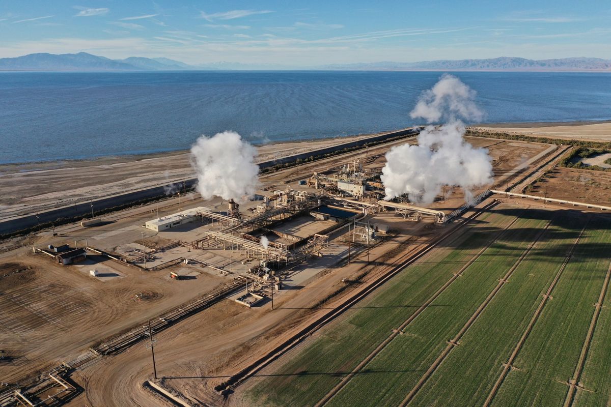 Salton Sea 4 is een droogstoomcentrale van CalEnergy in Calipatria Californi die elektriciteit wint uit geothermale bronnen bij de Salton Sea De vraag naar elektrische voertuigen en naar het lithium dat in de accus ervan wordt gebruikt heeft geleid tot meer interesse in de winning van lithium uit geothermaal afvalwater rond de Salton Sea