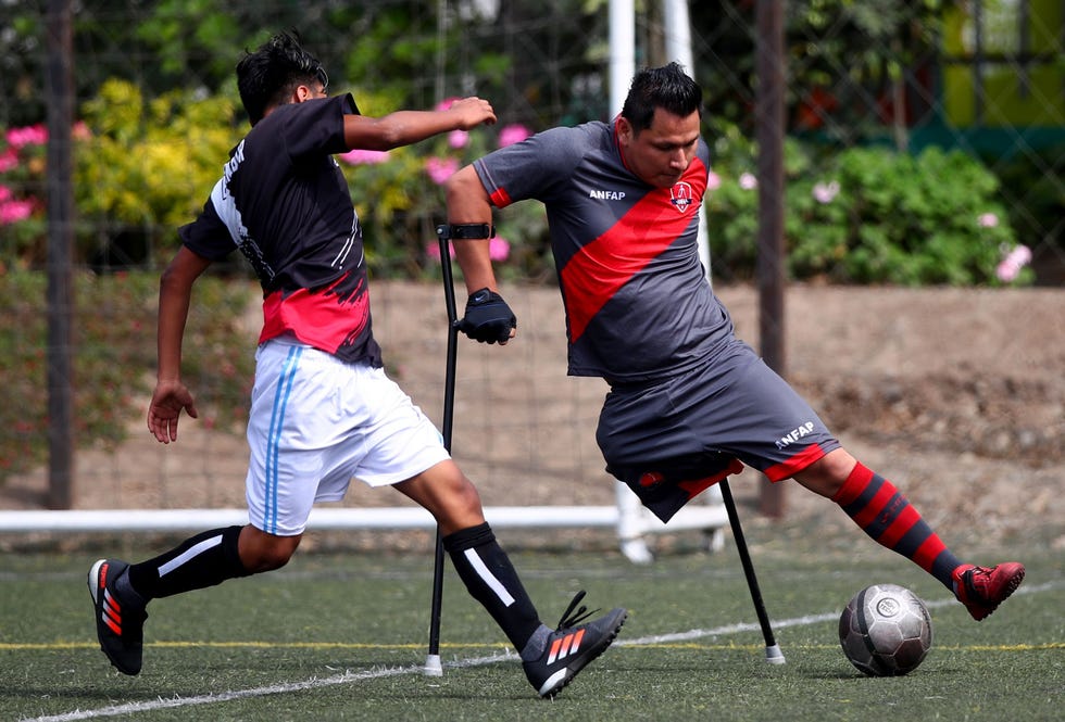 Jose Manihuari links drijft de bal voort tijdens een training in Lima Peru ter voorbereiding op het WK amputatievoetbal in 2022 Andere landen met spelers die gewond zijn geraakt in een gewapend conflict zoals Irak Liberia en Colombia doen ook mee aan het toernooi in Turkije