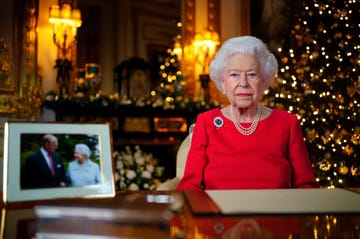embargoed to 2230 gmt thursday december 23, 2021queen elizabeth ii records her annual christmas broadcast in the white drawing room in windsor castle, berkshire issue date thursday december 23, 2021 pa photo the photograph on the desk is of the queen and the duke of edinburgh, taken in 2007 at broadlands, hampshire, to mark their diamond wedding anniversary see pa story royal queen photo credit should read victoria jonespa wire