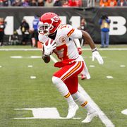 cincinnati, oh   january 02 kansas city chiefs wide receiver mecole hardman 17 carries the ball during the game against the kansas city chiefs and the cincinnati bengals on january 2, 2022, at paul brown stadium in cincinnati, oh photo by ian johnsonicon sportswire via getty images