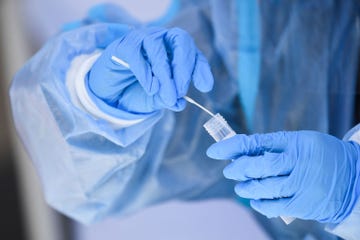 De Omikronsubvarianten BQ1 en BQ11 die nu verantwoordelijk zijn voor zon tien procent van alle COVID19gevallen in de VS zouden de komende weken de subvariant BA5  momenteel de meest wijdverbreide in de VS kunnen verdringen