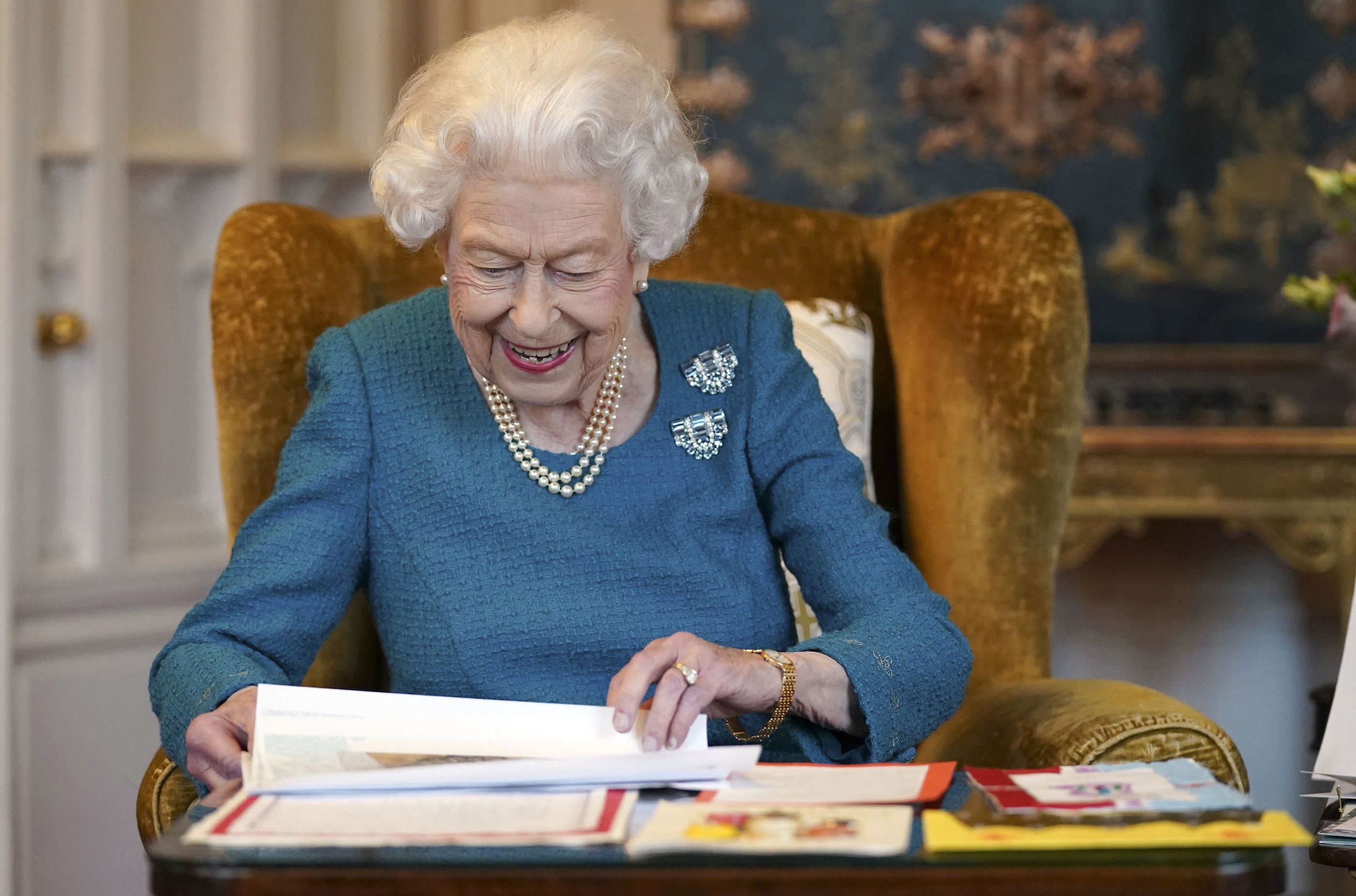 Queen Elizabeth and Her Dog Candy View Jubilee Cards Ahead of 70th  Anniversary
