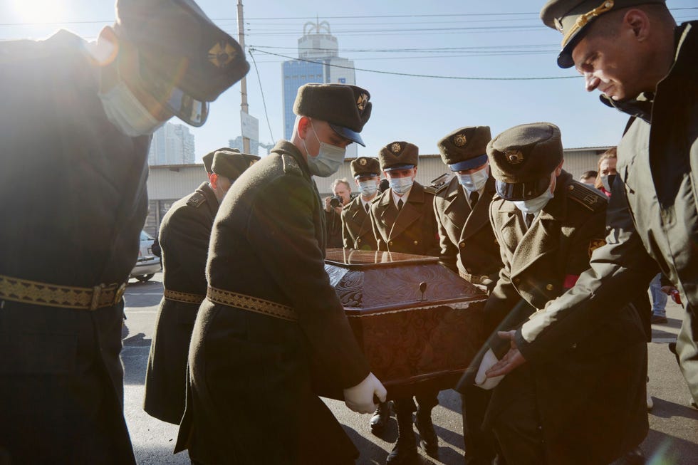 Services Held For Ukrainian Soldier Killed Last Week In Donetsk De kist van kapitein Anton Olegovich Sidorov wordt naar de Saint Trinity Cathedral in Kiev Oekrane gedragen De dood van de soldaat die zaterdag door het Oekraense leger werd gemeld was een van de eerste slachtoffers in het escalerende conflict Het werd toegeschreven aan een dodelijke granaatscherf tijdens een golf van beschietingen door separatisten in het oosten