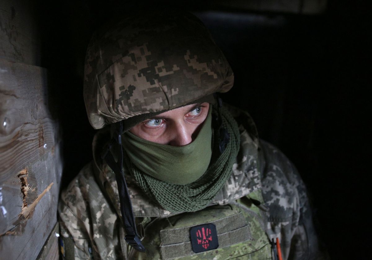 Een Oekraense militair wacht tot een mortieraanval voorbij is aan de frontlinies van OostOekrane terwijl grote militaire inzet aan de gang is met de Russische invasie Volgens nieuwsberichten zijn donderdag meer dan 40 Oekraense soldaten om het leven gekomen