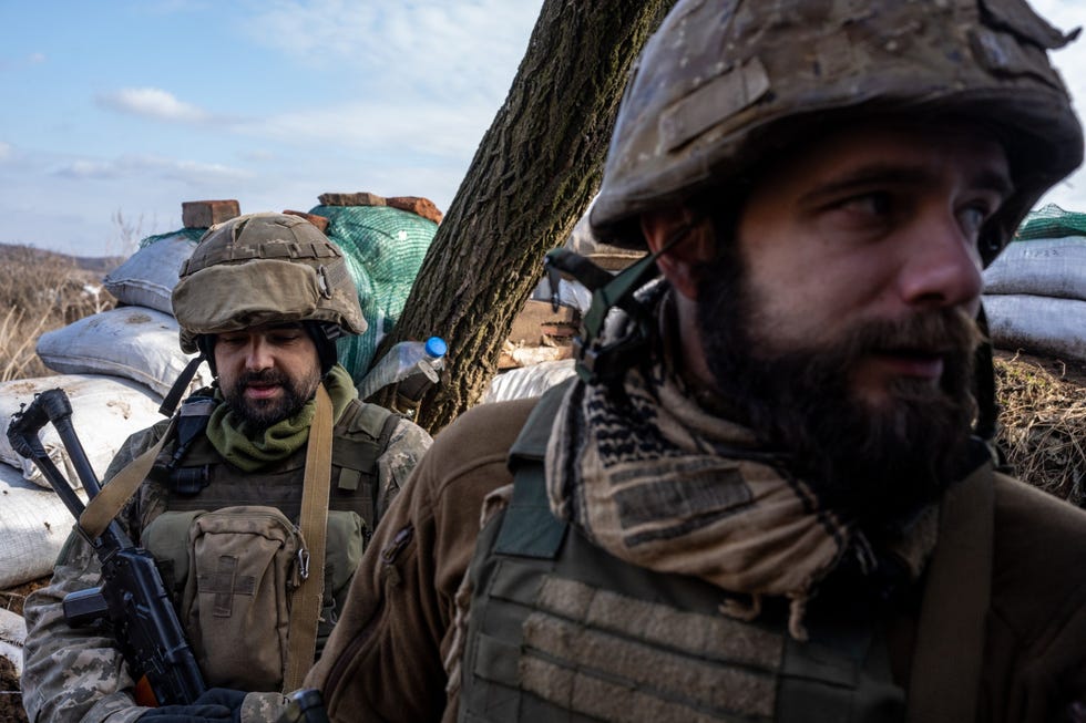 Ukrainian soldiers in the north of Donetsk De dag voordat de Russische invasie begon werden Oekraense soldaten gezien in het noorden van Donetsk een gebied van Oekrane dat door Rusland en zijn bondgenoten als onafhankelijk wordt erkend Poetin beval de inzet van Russische troepen naar twee afgescheiden regios in OostOekrane na de Russische erkenning van hun onafhankelijkheid