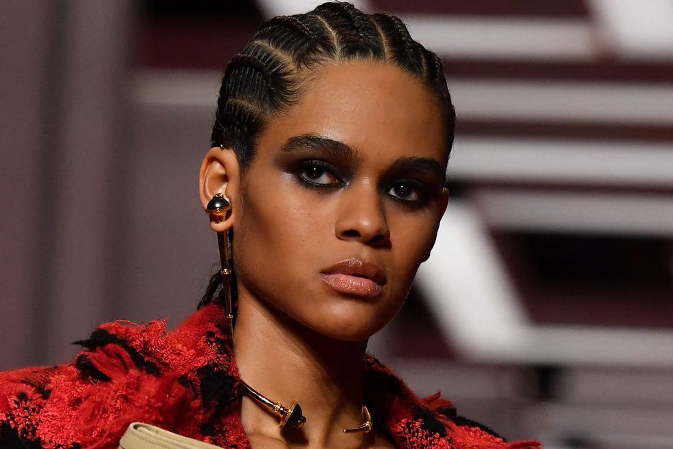 Grunge Girl Look Aw22 S Top Beauty Trend