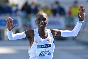 topshot kenyas eliud kipchoge crosses the finish line to win the mens category in the tokyo marathon in tokyo on march 6, 2022 photo by kazuhiro nogi and kazuhiro nogi pool afp photo by kazuhiro nogipoolafp via getty images