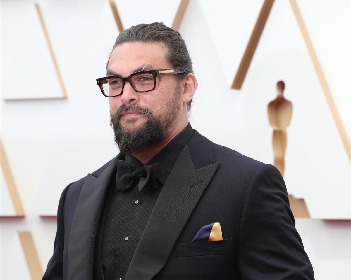 Jason Momoa Wears A Pink Scrunchie (Again) At Oscars 2022