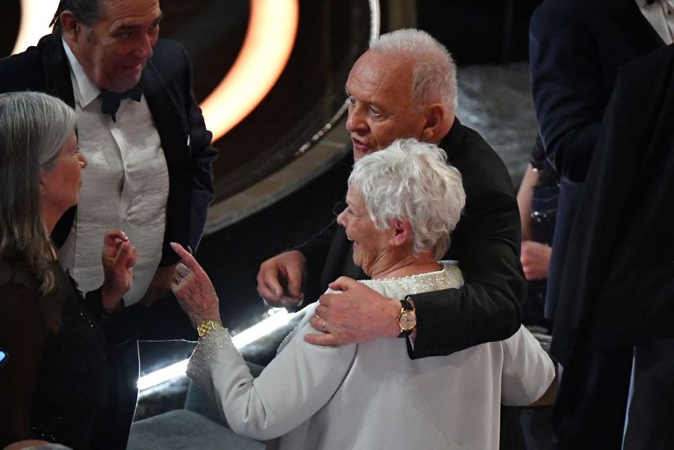 british actor anthony hopkins l and british actress judi dench r attend the 94th oscars at the dolby theatre in hollywood, california on march 27, 2022 photo by robyn beck  afp photo by robyn beckafp via getty images