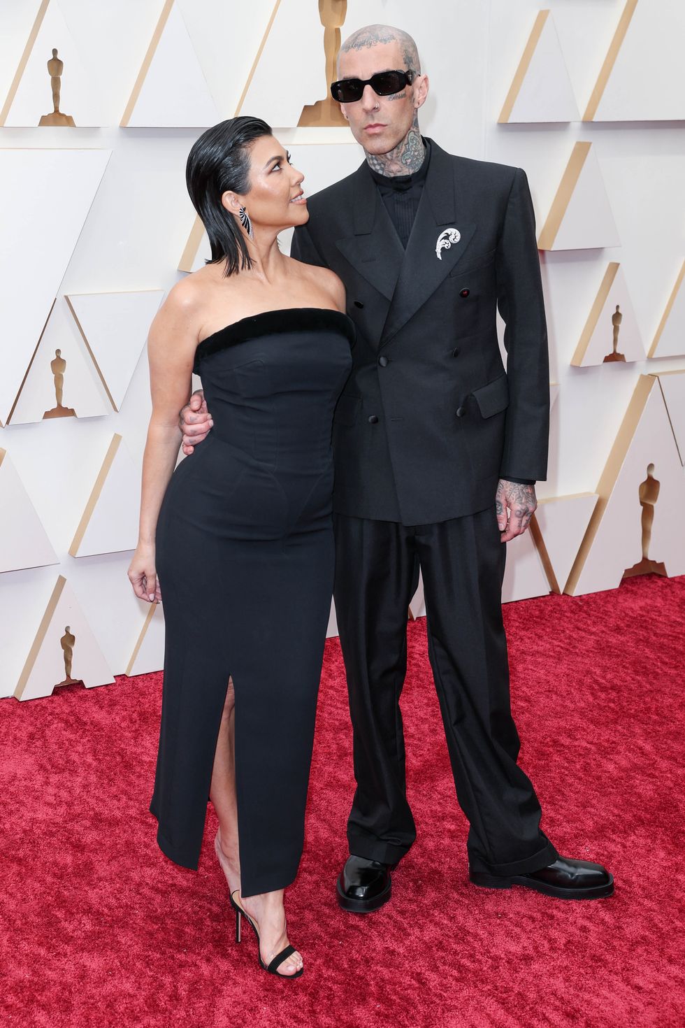 hollywood, california   march 27 l r kourtney kardashian and travis barker attend the 94th annual academy awards at hollywood and highland on march 27, 2022 in hollywood, california  jay l clendenin  los angeles times via getty images