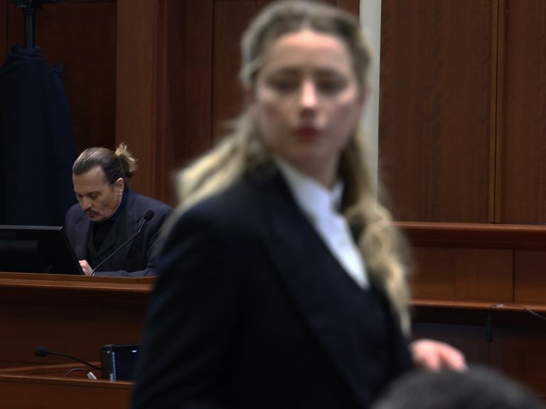 topshot   us actress amber heard r speaks to her legal team as us actor johhny depp l returns to the stand after a lunch recess during the 50 million us dollar depp vs heard defamation trial at the fairfax county circuit court in fairfax, virginia, april 21, 2022   actor johnny depp is suing ex wife amber heard for libel after she wrote an op ed piece in the washington post in 2018 referring to herself as a public figure representing domestic abuse photo by jim lo scalzo  pool  afp photo by jim lo scalzopoolafp via getty images