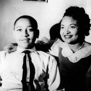 Deze foto van de 14jarige Emmett Till samen met zijn moeder in hun huis in Chicago werd kort vr Emmetts bezoek aan familieleden in Mississippi genomen waar hij werd vermoord