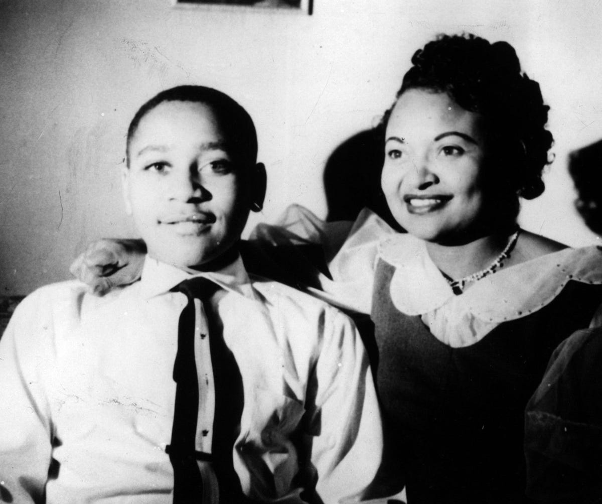Deze foto van de 14jarige Emmett Till samen met zijn moeder in hun huis in Chicago werd kort vr Emmetts bezoek aan familieleden in Mississippi genomen waar hij werd vermoord