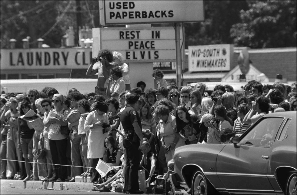 united states   august 18  funeral of elvis presley in memphis tennessee, united states on august 18, 1977  photo by gilbert uzangamma rapho via getty images