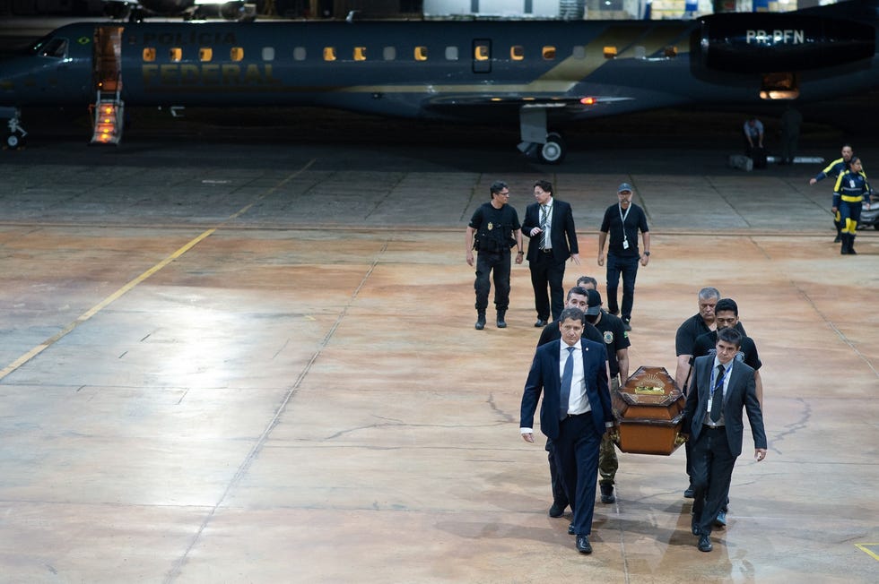 Op 16 juni arriveren de teruggevonden stoffelijke resten van Phillips en Pereira bij een hangar van de politie in Brasilia de hoofdstad van Brazili