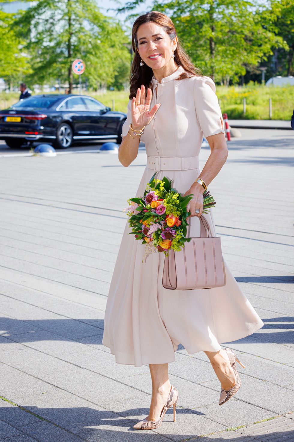 leiden, netherlands june 21 crown princess mary of denmark visits the willem alexander childrens hospital at the leiden university medical center on june 21, 2022 in leiden, netherlands photo by patrick van katwijkgetty images local caption crown princess mary