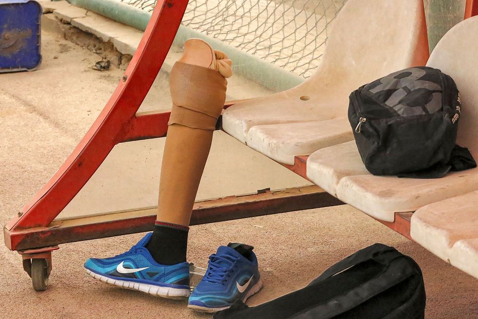 Een kunstledemaat dat wordt gebruikt door een van de leden van het Iraakse voetbalteam staat rechtop tegen een bank tijdens een trainingssessie in Bagdad ter voorbereiding op het WK amputatievoetbal De meeste spelers van het team verloren een arm of been tijdens de conflicten die recentelijk plaatsvonden in het land