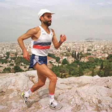 james zarei loopt de spartathlon een hardloopwedstrijd in griekenland over 246 kilometer