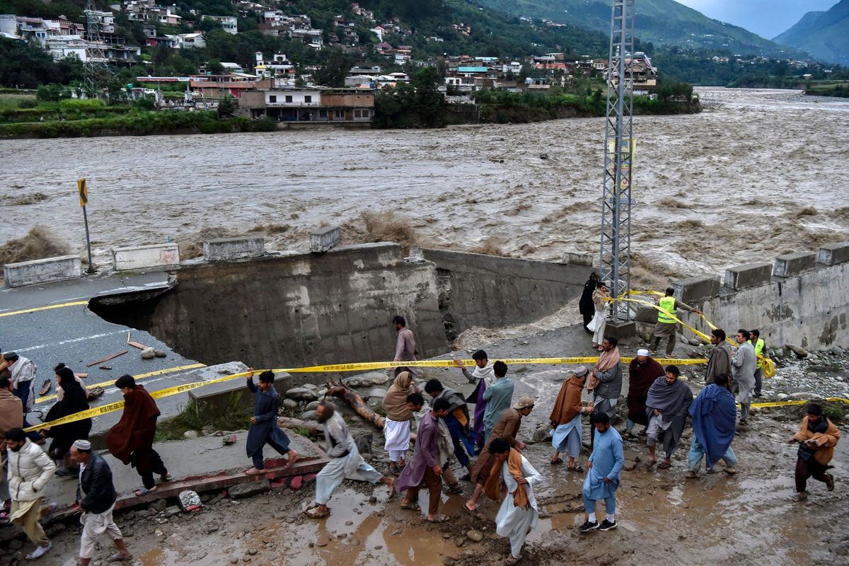 Aanhoudende moessonregens die door de klimaatverandering nog intenser waren dan normaal zorgden in de zomer van 2022 in heel Pakistan voor zware overstromingen Maanden later staan veel gebieden in het land nog altijd onder water