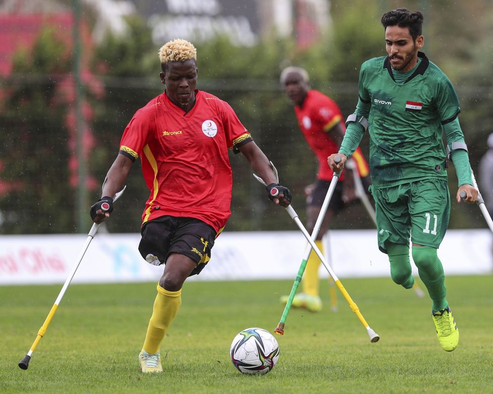Manuel Rocha van Angola speelt tegen Ghrairi Issa van Irak in Groep F tijdens het wereldkampioenschap amputatievoetbal in Istanboel Turkije