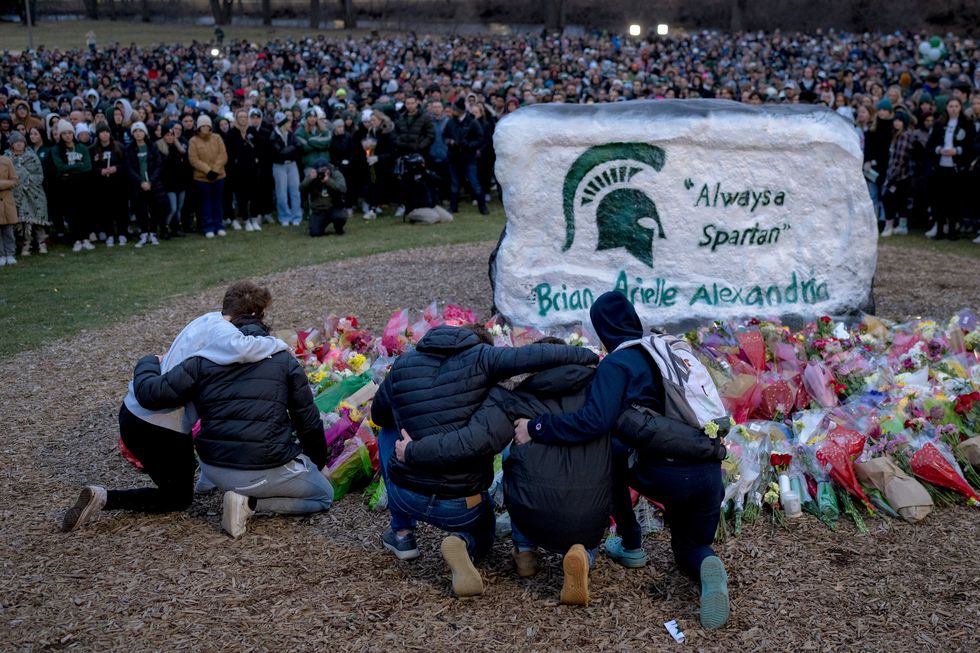 michigan state students embrace on campus