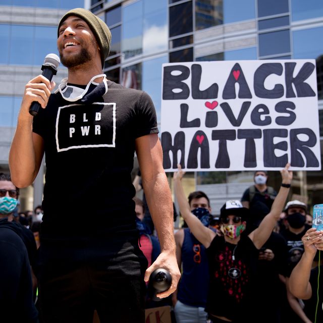 blacklivesmatter,kendrick sampson,ケンドリック・サンプソン,黒人俳優,殺人を無罪にする方法,ケイレブ・ハプストール,how to get away with murder,beverly hills, california   june 06 kendrick sampson participates in the hollywood talent agencies march to support black lives matter protests on june 06, 2020 in beverly hills, california photo by rich furygetty images