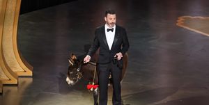 host jimmy kimmel verschijnt bij oscars 2023 op het podium met een ezel in los angeles in maart 2023