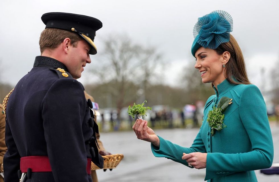 کاترین بریتانیایی، شاهزاده خانم ولز، در 17 مارس 2023، در طول رژه روز سنت پاتریک در پادگان مونس در آلدرشات، جنوب غربی لندن، در 17 مارس 2023، به افسران و نگهبانان گردان اول نگهبانان ایرلندی، یک شاخه شمروک را تقدیم می کند. عکس کریس جکسون پولافپ از طریق تصاویر گتی