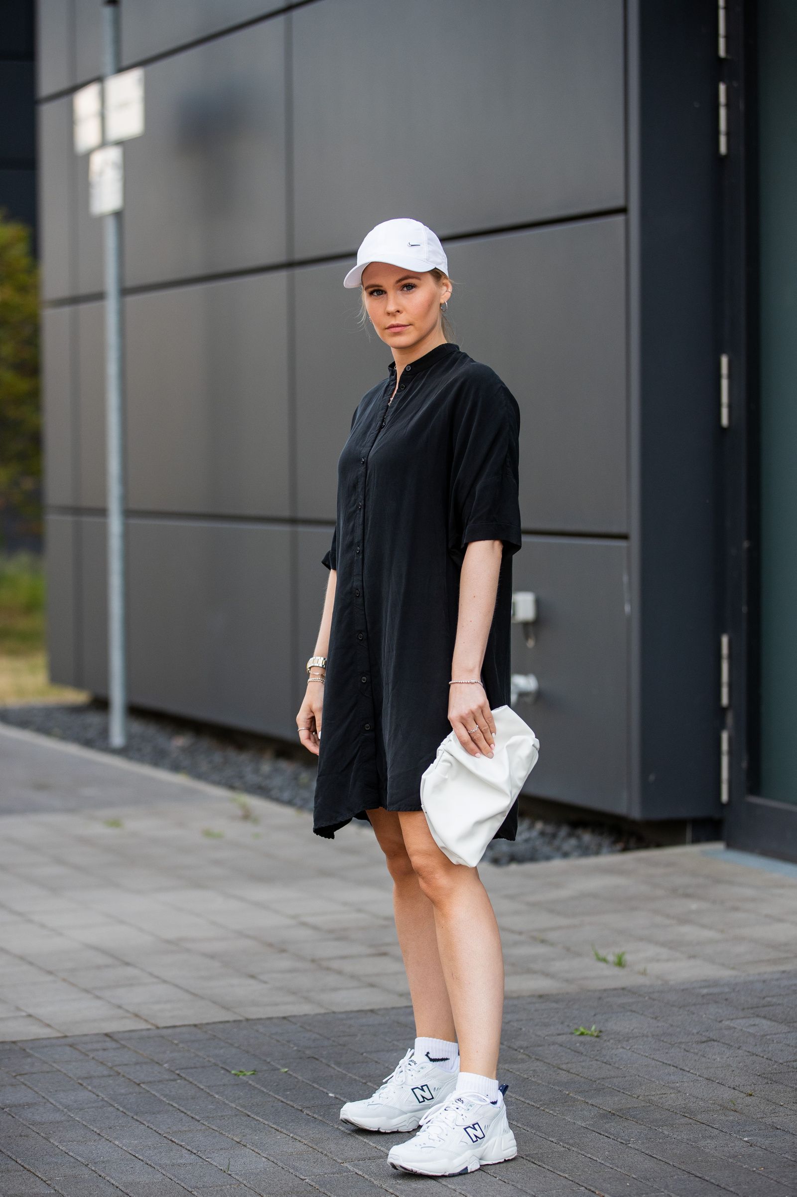 Como llevar vestido negro con zapatillas