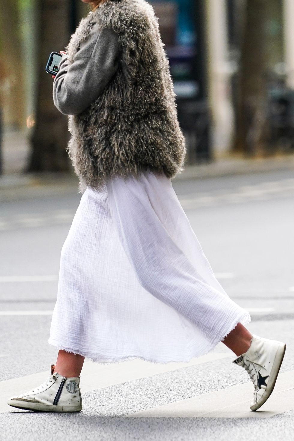 35 Outfits That Make Basic White Sneakers Look Peak 2024